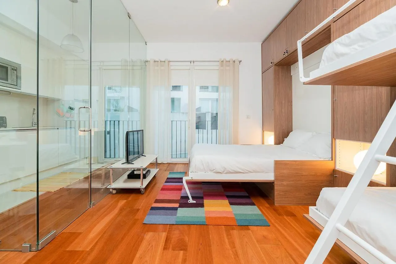 Warm Ample Space With Wall Beds Lisbona Portogallo